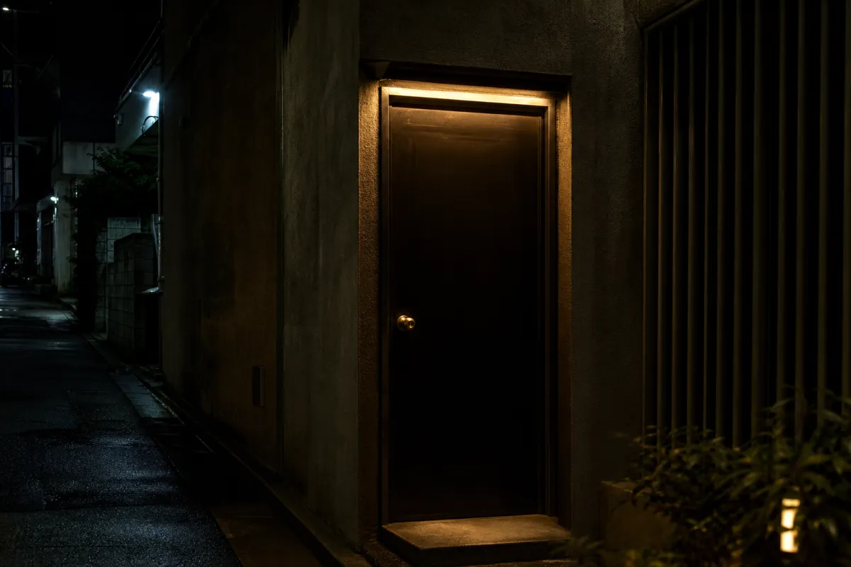 西麻布の隠れ家系会員制クラブ。看板のない雑居ビルの黒いドア
