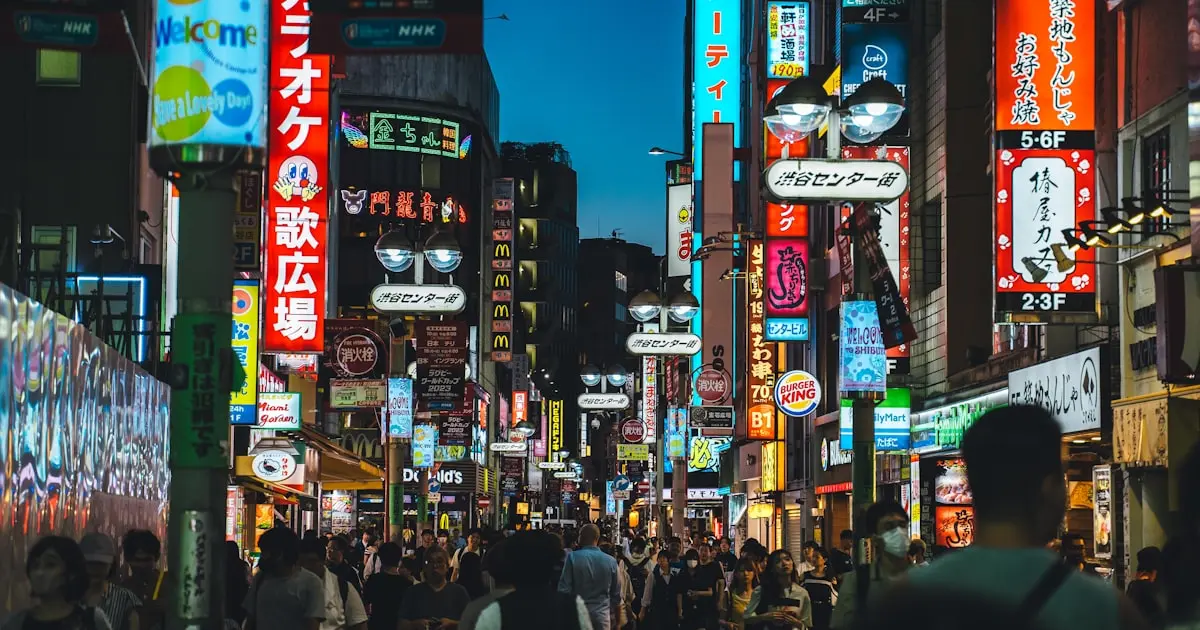 会員制ラウンジの落ち着いた店内。間接照明とソファ席